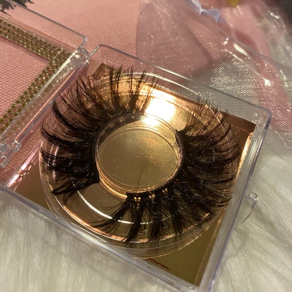 Lashes - Picture 7 of 15